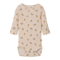 De baby lavo slim rompertje in de kleur morganite van het merk Lil' Atelier is comfortabel, slim fit, zacht, met drukknoopsluiting en vrolijke print. Perfect voor de lente/zomer. VanZus