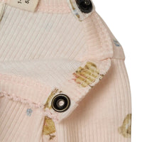 De baby lavo slim rompertje in de kleur morganite van het merk Lil' Atelier is comfortabel, slim fit, zacht, met drukknoopsluiting en vrolijke print. Perfect voor de lente/zomer. VanZus
