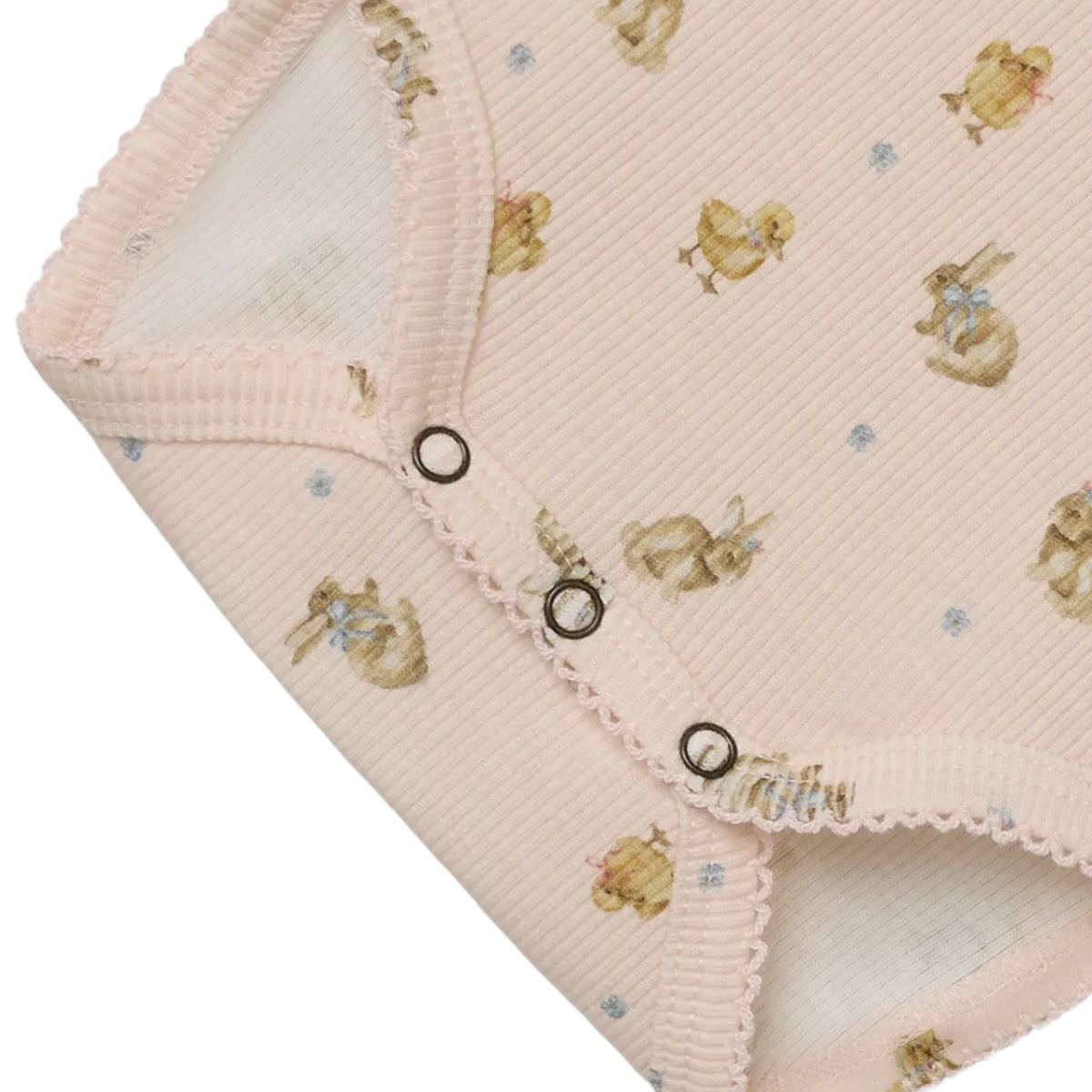 De baby lavo slim rompertje in de kleur morganite van het merk Lil' Atelier is comfortabel, slim fit, zacht, met drukknoopsluiting en vrolijke print. Perfect voor de lente/zomer. VanZus
