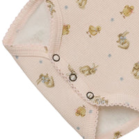 De baby lavo slim rompertje in de kleur morganite van het merk Lil' Atelier is comfortabel, slim fit, zacht, met drukknoopsluiting en vrolijke print. Perfect voor de lente/zomer. VanZus