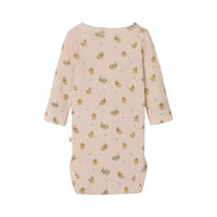 De baby lavo slim rompertje in de kleur morganite van het merk Lil' Atelier is comfortabel, slim fit, zacht, met drukknoopsluiting en vrolijke print. Perfect voor de lente/zomer. VanZus