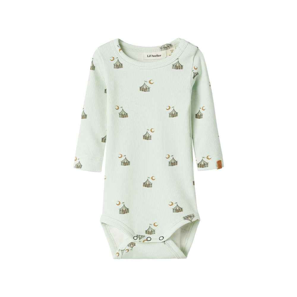 Het Lil' Atelier lavo slim rompertje in de kleur murmur tent is een must-have voor de garderobe van je kind. VanZus