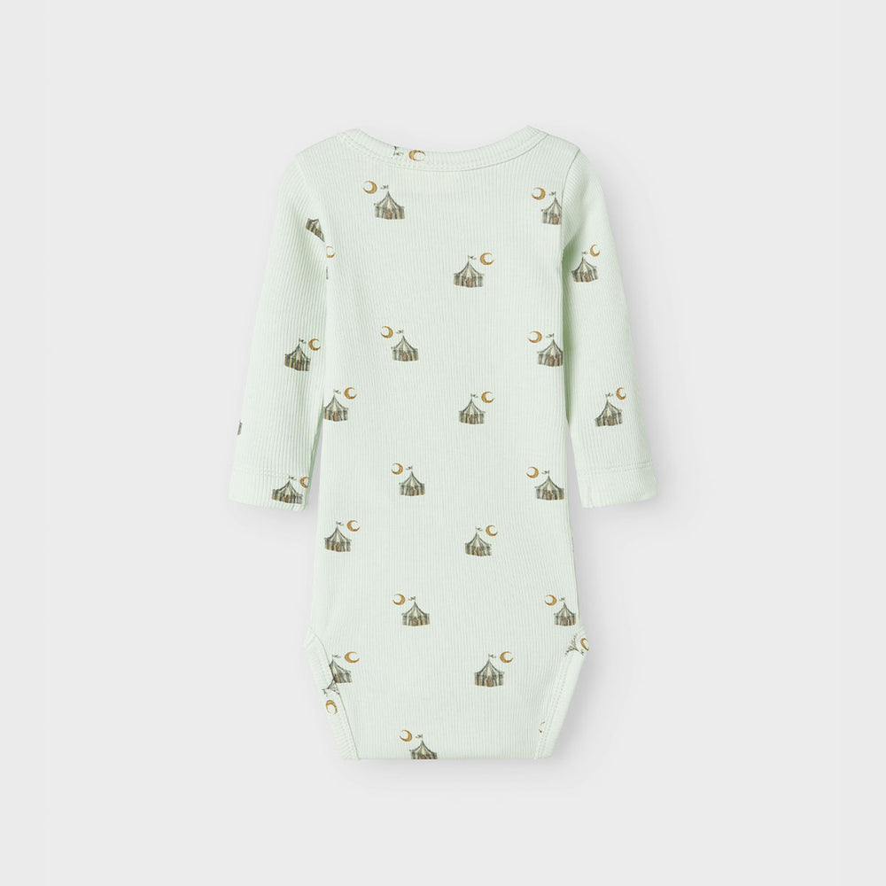 Het Lil' Atelier lavo slim rompertje in de kleur murmur tent is een must-have voor de garderobe van je kind. VanZus