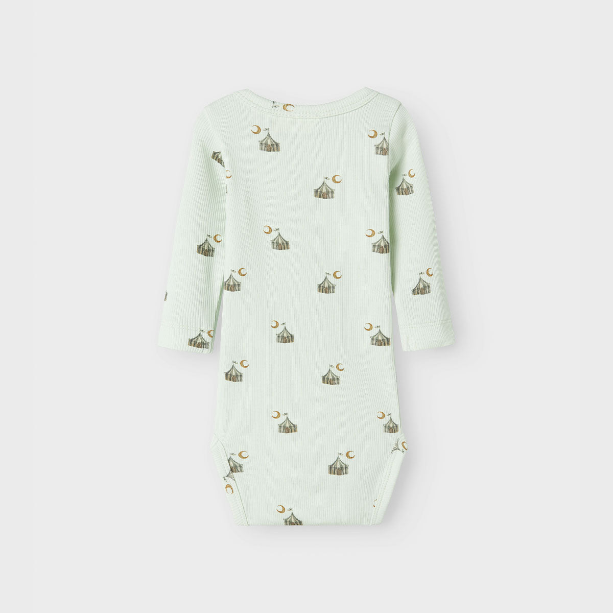 Het Lil' Atelier lavo slim rompertje in de kleur murmur tent is een must-have voor de garderobe van je kind. VanZus