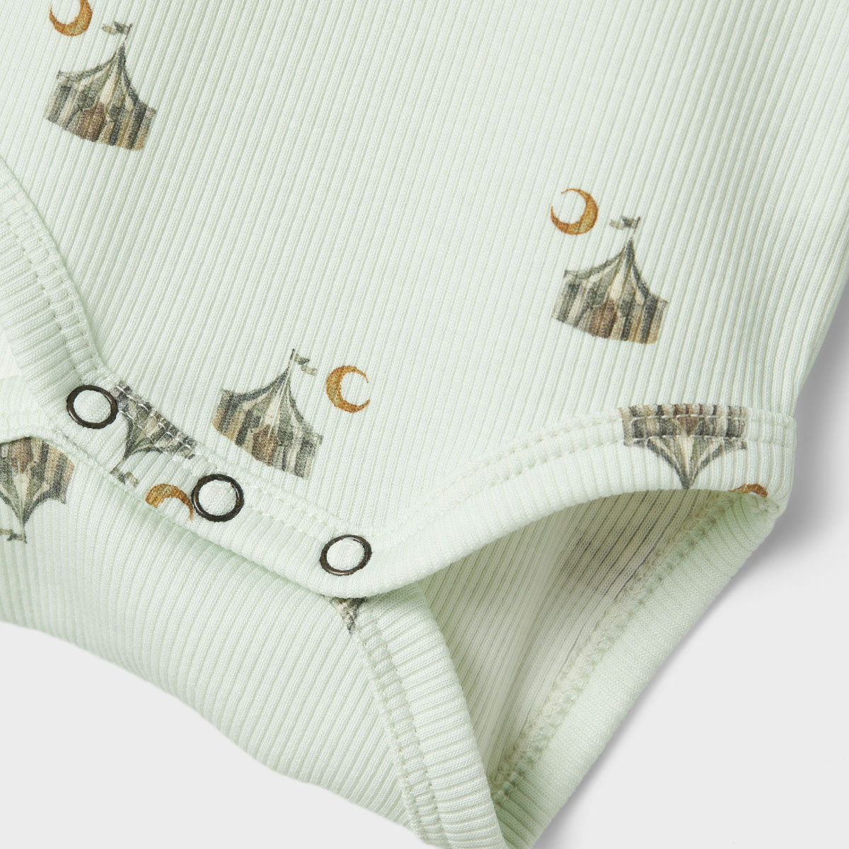 Het Lil' Atelier lavo slim rompertje in de kleur murmur tent is een must-have voor de garderobe van je kind. VanZus
