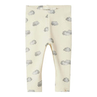 Zeg nu zelf, hoe schattig is deze legging?! De layo kim slim legging in de print turtledove blue cloud wil je gewoon in de kledingkast van je kind hebben liggen. VanZus