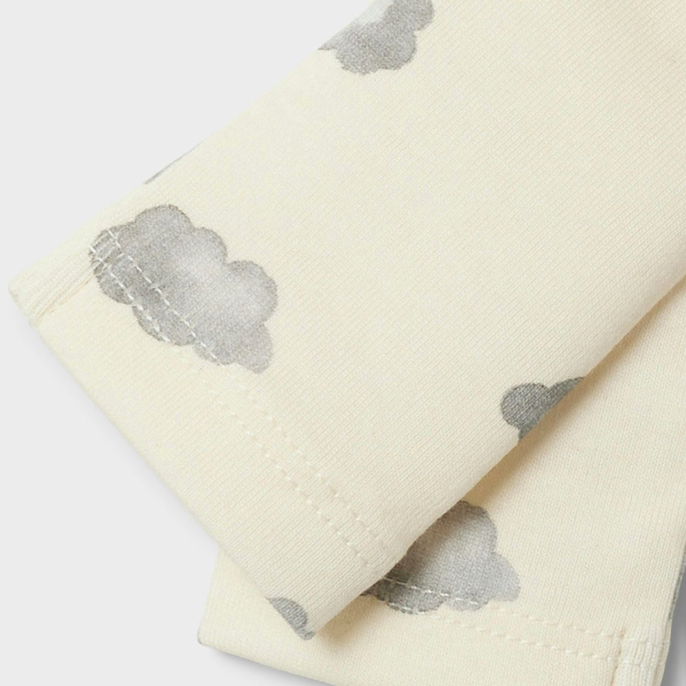 Zeg nu zelf, hoe schattig is deze legging?! De layo kim slim legging in de print turtledove blue cloud wil je gewoon in de kledingkast van je kind hebben liggen. VanZus