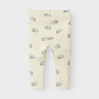 Zeg nu zelf, hoe schattig is deze legging?! De layo kim slim legging in de print turtledove blue cloud wil je gewoon in de kledingkast van je kind hebben liggen. VanZus