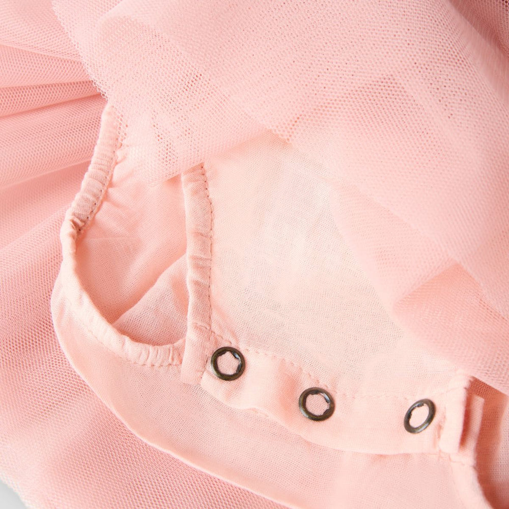 Laat je baby stralen in het Lil' Atelier baby liberty tule rokje in de kleur misty rose. Dit schattige rokje is de perfecte mix van speels en elegant. VanZus