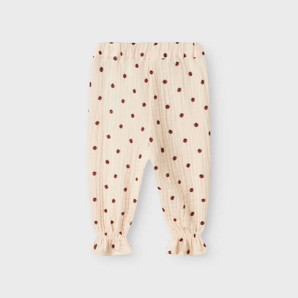 Stijlvol én comfortabel. Daar worden zowel jij als je kindje blij van. Met dit baby lilia broekje in de variant silver peony van het merk Lil' Atelier zal je kindje er superschattig uitzien én zich heel comfortabel voelen! VanZus