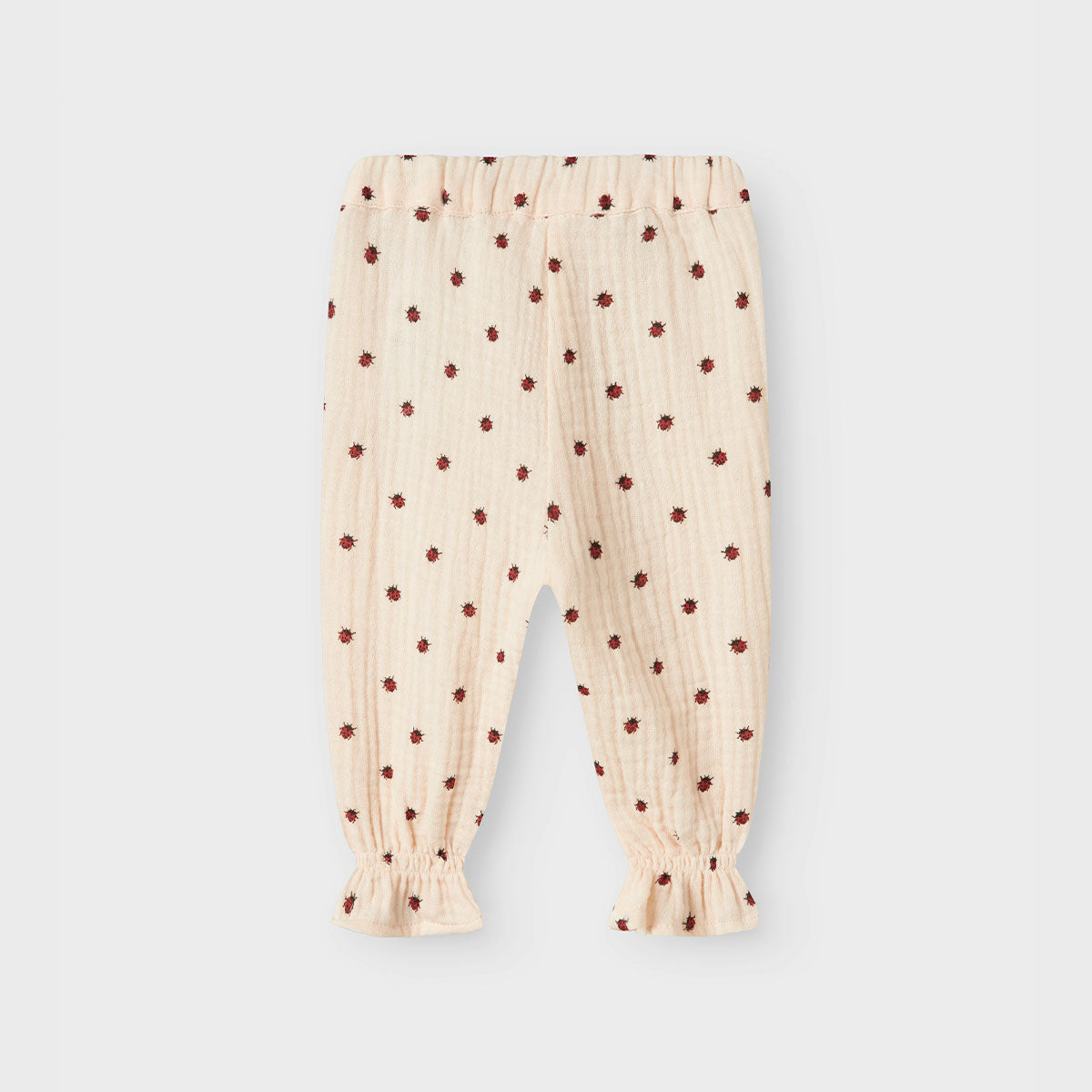 Stijlvol én comfortabel. Daar worden zowel jij als je kindje blij van. Met dit baby lilia broekje in de variant silver peony van het merk Lil' Atelier zal je kindje er superschattig uitzien én zich heel comfortabel voelen! VanZus