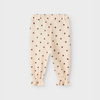 Stijlvol én comfortabel. Daar worden zowel jij als je kindje blij van. Met dit baby lilia broekje in de variant silver peony van het merk Lil' Atelier zal je kindje er superschattig uitzien én zich heel comfortabel voelen! VanZus