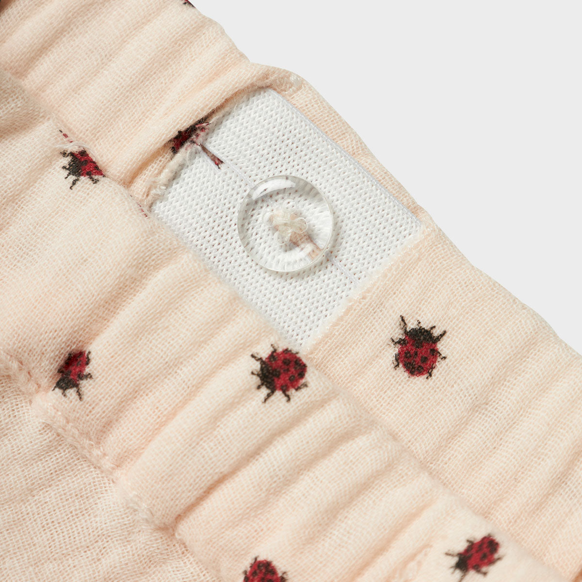Stijlvol én comfortabel. Daar worden zowel jij als je kindje blij van. Met dit baby lilia broekje in de variant silver peony van het merk Lil' Atelier zal je kindje er superschattig uitzien én zich heel comfortabel voelen! VanZus