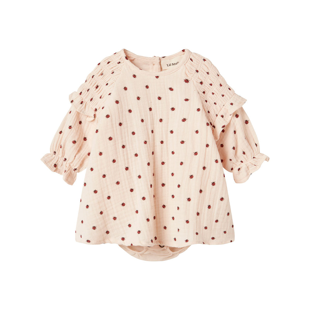 Hoe lief is dit lilia shirt rompertje in de kleur silver peony van het merk Lil' Atelier?! Dit lieve en nette rompertje is een echte eyecatcher en kun je op heel veel verschillende manieren stylen! VanZus