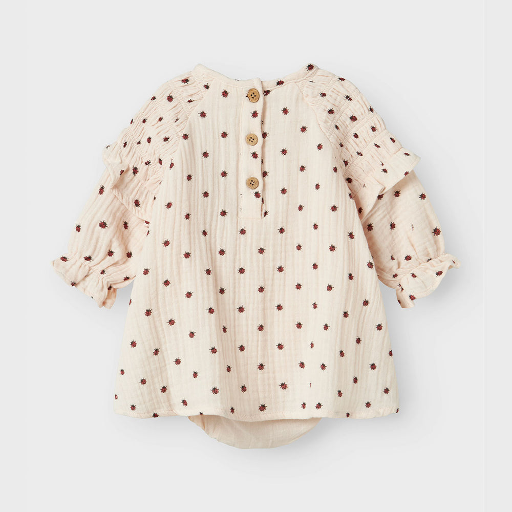 Hoe lief is dit lilia shirt rompertje in de kleur silver peony van het merk Lil' Atelier?! Dit lieve en nette rompertje is een echte eyecatcher en kun je op heel veel verschillende manieren stylen! VanZus