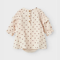 Hoe lief is dit lilia shirt rompertje in de kleur silver peony van het merk Lil' Atelier?! Dit lieve en nette rompertje is een echte eyecatcher en kun je op heel veel verschillende manieren stylen! VanZus