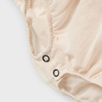 Hoe lief is dit lilia shirt rompertje in de kleur silver peony van het merk Lil' Atelier?! Dit lieve en nette rompertje is een echte eyecatcher en kun je op heel veel verschillende manieren stylen! VanZus