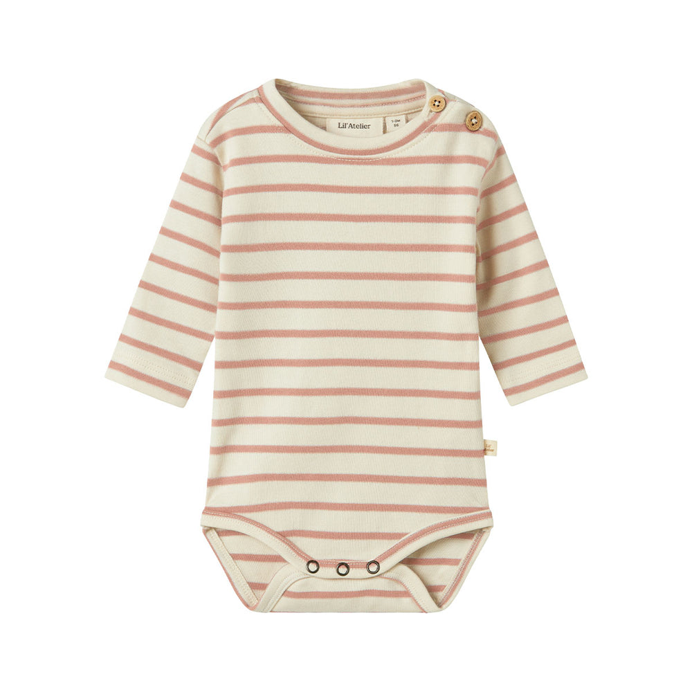 Dit comfortabele en schattige limia rompertje in de variant turtledove misty rose van het merk Lil' Atelier is echt de ultieme basic romper voor in de kledingkast van je kleintje! Dit rompertje is gemaakt van 100% biologisch katoen. VanZus