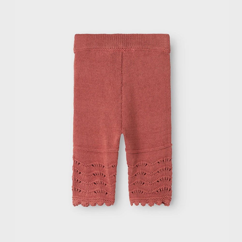 Stel de leukste outfits samen met deze baby lola knit broek in de kleur withered rose van het merk Lil' Atelier. Dit schattige gebreide broekje kun je heel leuk combineren met een trui of mooi blousje, maar natuurlijk ook met de lola knit shirt in de kleur withered rose van Lil' Atelier! VanZus