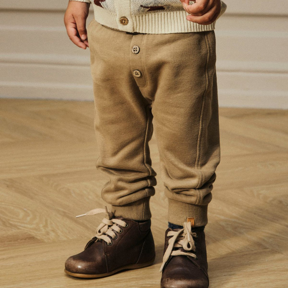 Stijl en comfort voor je baby: de London Ras Joggingbroek Sepia Tint van Lil' Atelier Baby. Geschikt voor de maten 56 t/m 86. Ontdek nu bij VanZus.