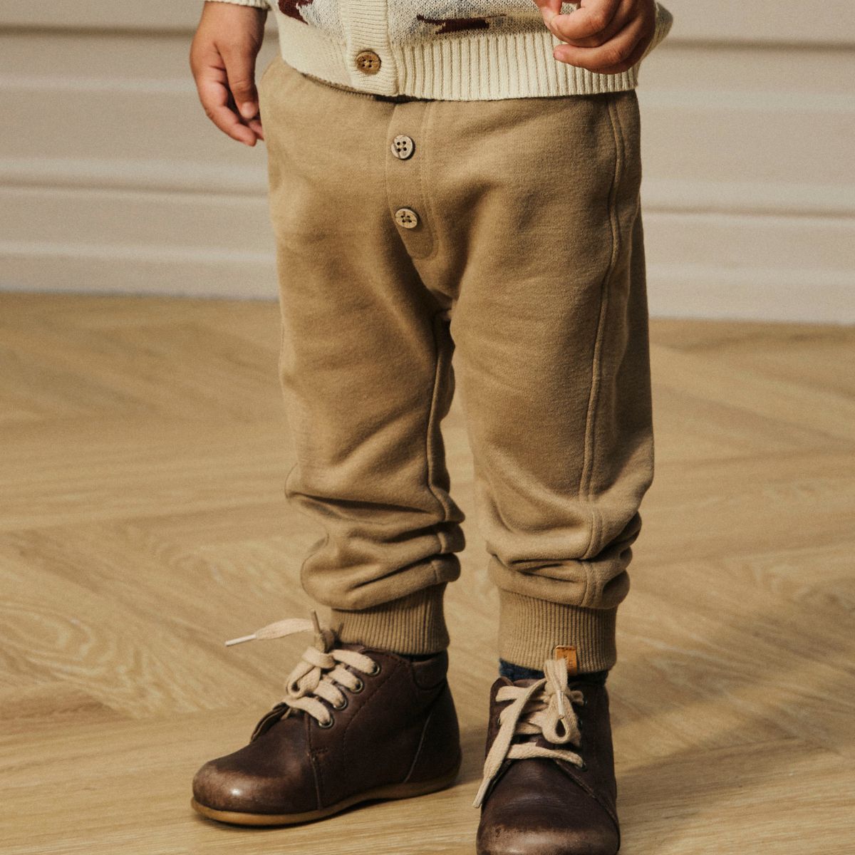Stijl en comfort voor je baby: de London Ras Joggingbroek Sepia Tint van Lil' Atelier Baby. Geschikt voor de maten 56 t/m 86. Ontdek nu bij VanZus.