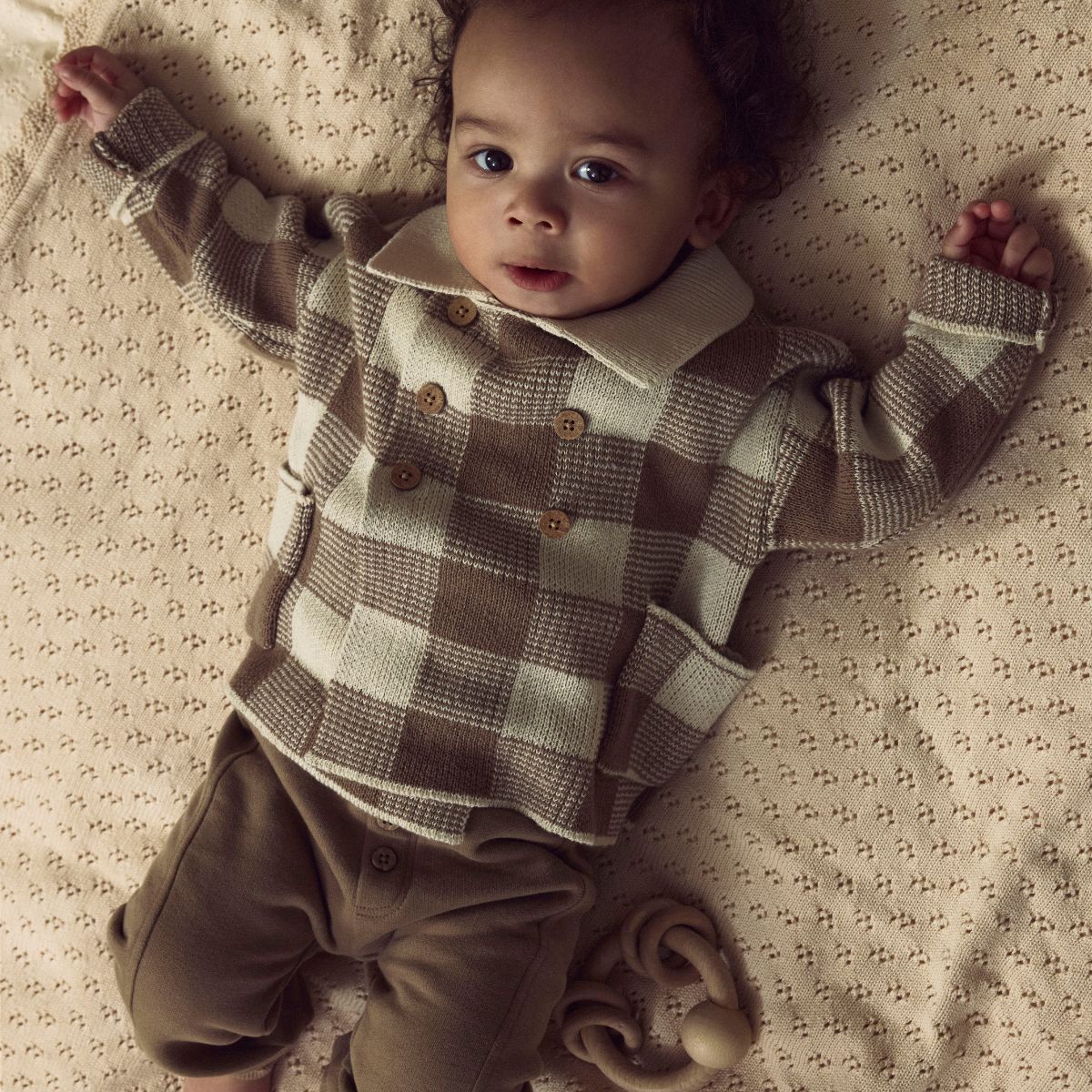 Stijl en comfort voor je baby: de London Ras Joggingbroek Sepia Tint van Lil' Atelier Baby. Geschikt voor de maten 56 t/m 86. Ontdek nu bij VanZus.