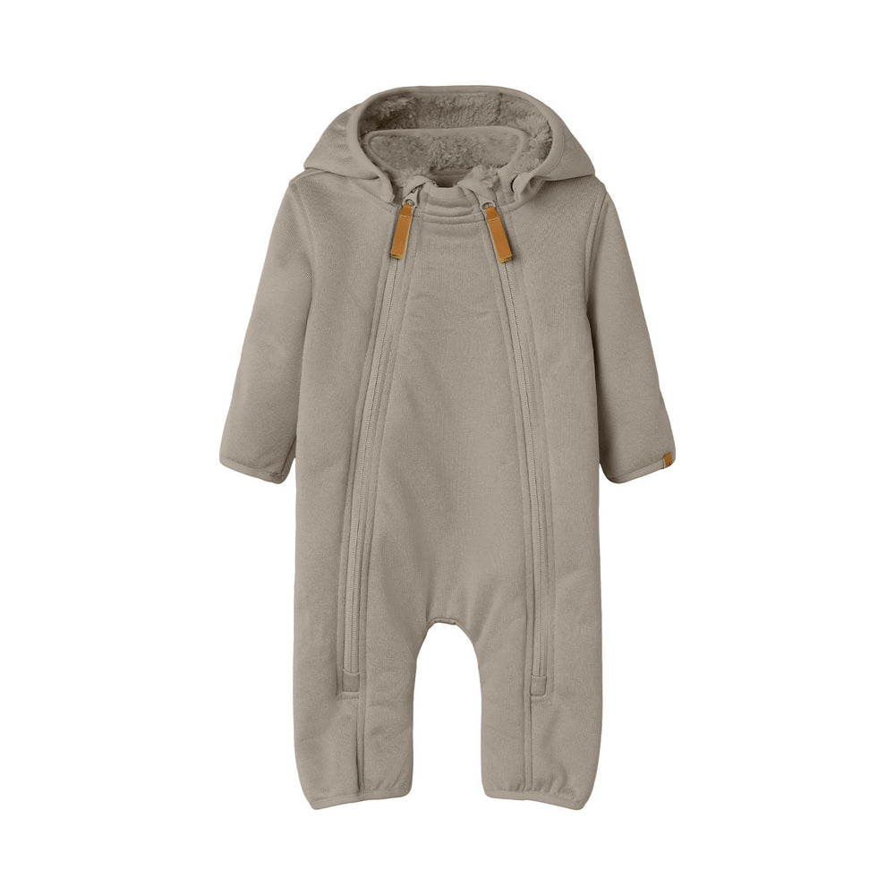 Deze schattige Lil' Atelier baby loro onesie in de kleur shitake melange van het merk Lil' Atelier is een must-have voor de garderobe van je kleintje. Deze lieve onesie is gemaakt van zachte, ademende materialen biedt het een comfortabele pasvorm voor elke dag. VanZus