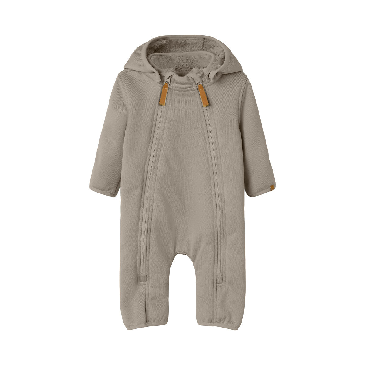 Deze schattige Lil' Atelier baby loro onesie in de kleur shitake melange van het merk Lil' Atelier is een must-have voor de garderobe van je kleintje. Deze lieve onesie is gemaakt van zachte, ademende materialen biedt het een comfortabele pasvorm voor elke dag. VanZus