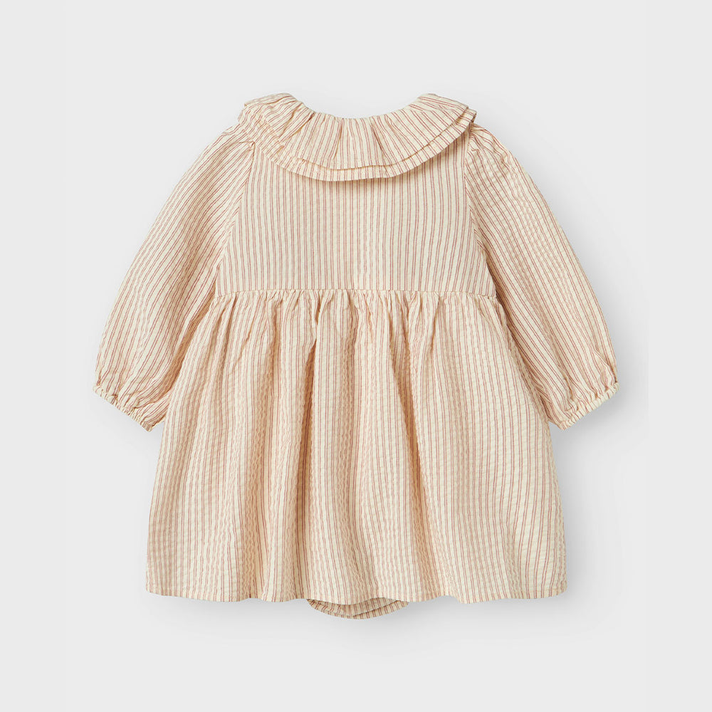 De Lil' Atelier baby Lucia romperjurk in de kleur turtledove is het perfecte kledingstuk voor je kleintje. Deze schattige romperjurk combineert de stijl van een jurk met het gemak van een romper, waardoor het zowel praktisch als trendy is. VanZus