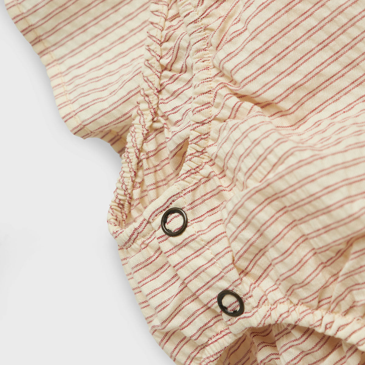 De Lil' Atelier baby Lucia romperjurk in de kleur turtledove is het perfecte kledingstuk voor je kleintje. Deze schattige romperjurk combineert de stijl van een jurk met het gemak van een romper, waardoor het zowel praktisch als trendy is. VanZus