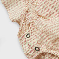 De Lil' Atelier baby Lucia romperjurk in de kleur turtledove is het perfecte kledingstuk voor je kleintje. Deze schattige romperjurk combineert de stijl van een jurk met het gemak van een romper, waardoor het zowel praktisch als trendy is. VanZus