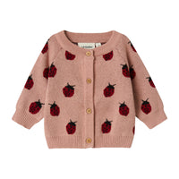 Het Lil' Atelier lulio knit vestje in de kleur misty rose is een comfortabele en stijlvolle toevoeging aan de garderobe van je kleintje. Dit leuke vestje is gemaakt van zacht, ademend katoen. VanZus
