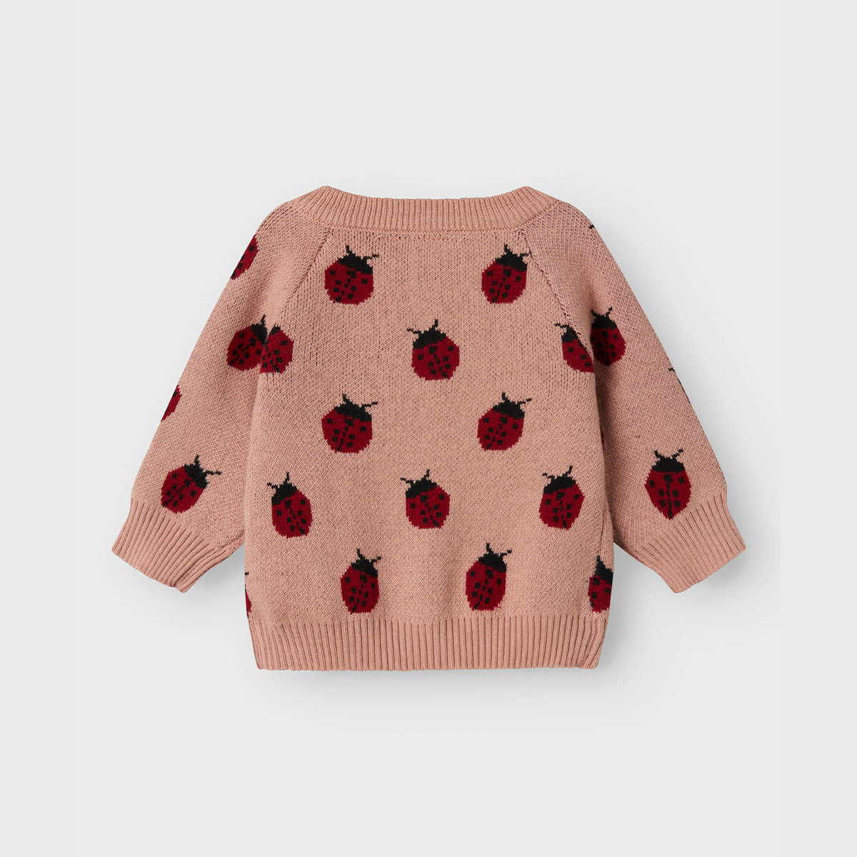 Het Lil' Atelier lulio knit vestje in de kleur misty rose is een comfortabele en stijlvolle toevoeging aan de garderobe van je kleintje. Dit leuke vestje is gemaakt van zacht, ademend katoen. VanZus