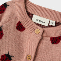 Het Lil' Atelier lulio knit vestje in de kleur misty rose is een comfortabele en stijlvolle toevoeging aan de garderobe van je kleintje. Dit leuke vestje is gemaakt van zacht, ademend katoen. VanZus