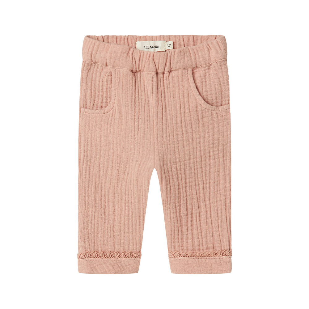 De baby lulu broek in misty rose van het merk Lil' Atelier is de ideale keuze voor het creëren van stijlvolle en comfortabele outfits voor jouw kleintje. Gemaakt van een mix van 100% biologisch katoen, biedt deze broek zowel zachtheid als een goede pasvorm. VanZus