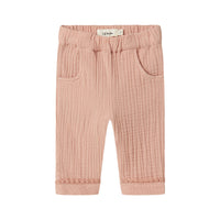 De baby lulu broek in misty rose van het merk Lil' Atelier is de ideale keuze voor het creëren van stijlvolle en comfortabele outfits voor jouw kleintje. Gemaakt van een mix van 100% biologisch katoen, biedt deze broek zowel zachtheid als een goede pasvorm. VanZus