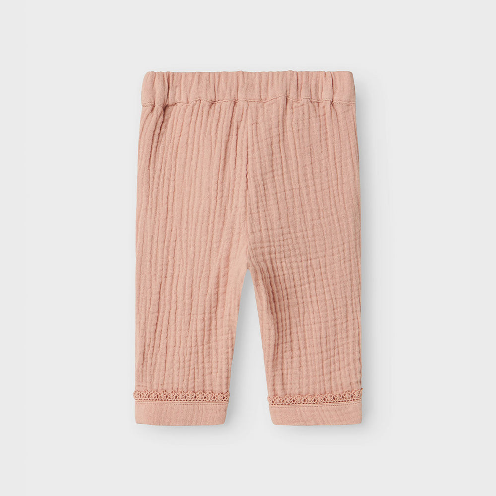 De baby lulu broek in misty rose van het merk Lil' Atelier is de ideale keuze voor het creëren van stijlvolle en comfortabele outfits voor jouw kleintje. Gemaakt van een mix van 100% biologisch katoen, biedt deze broek zowel zachtheid als een goede pasvorm. VanZus