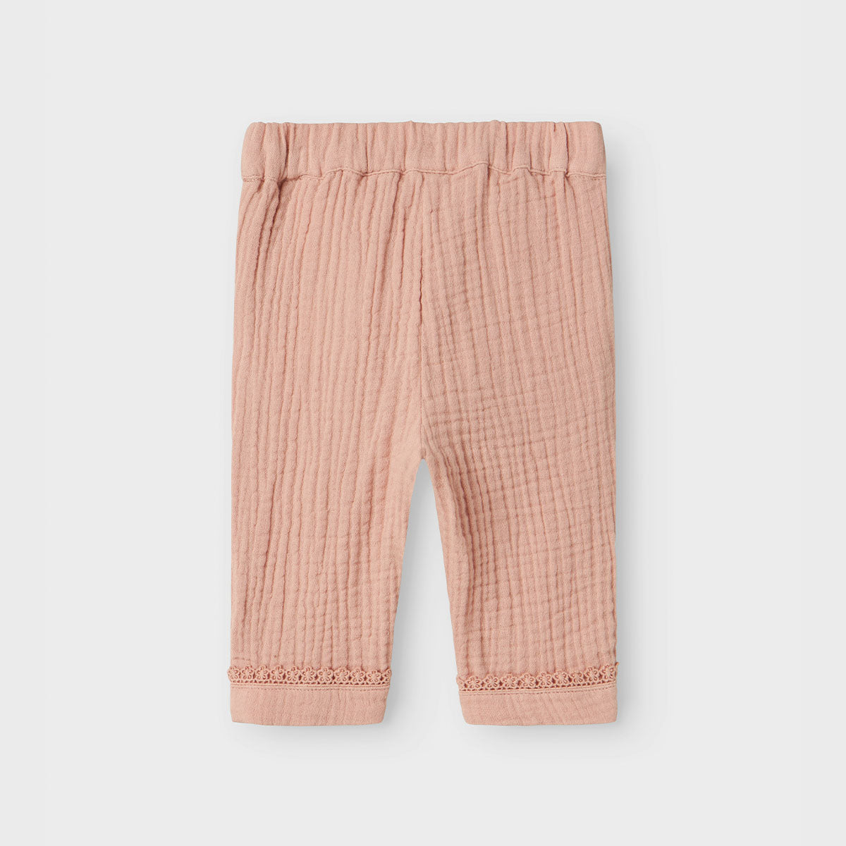 De baby lulu broek in misty rose van het merk Lil' Atelier is de ideale keuze voor het creëren van stijlvolle en comfortabele outfits voor jouw kleintje. Gemaakt van een mix van 100% biologisch katoen, biedt deze broek zowel zachtheid als een goede pasvorm. VanZus