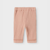 De baby lulu broek in misty rose van het merk Lil' Atelier is de ideale keuze voor het creëren van stijlvolle en comfortabele outfits voor jouw kleintje. Gemaakt van een mix van 100% biologisch katoen, biedt deze broek zowel zachtheid als een goede pasvorm. VanZus