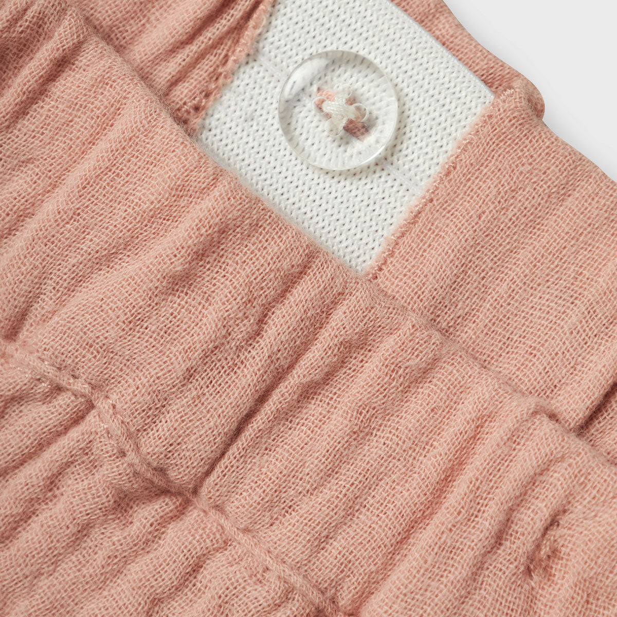 De baby lulu broek in misty rose van het merk Lil' Atelier is de ideale keuze voor het creëren van stijlvolle en comfortabele outfits voor jouw kleintje. Gemaakt van een mix van 100% biologisch katoen, biedt deze broek zowel zachtheid als een goede pasvorm. VanZus