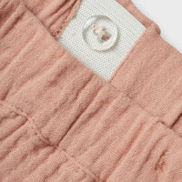 De baby lulu broek in misty rose van het merk Lil' Atelier is de ideale keuze voor het creëren van stijlvolle en comfortabele outfits voor jouw kleintje. Gemaakt van een mix van 100% biologisch katoen, biedt deze broek zowel zachtheid als een goede pasvorm. VanZus