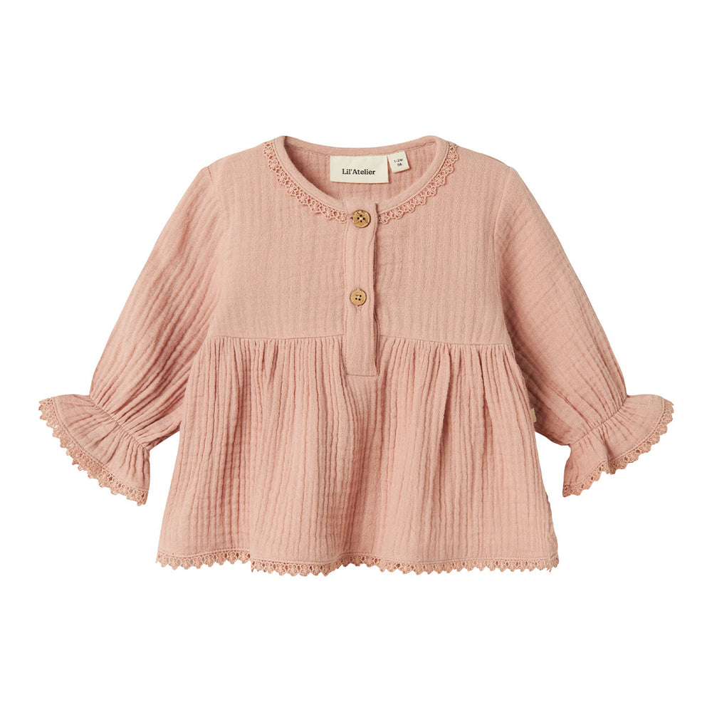 Hoe lief is dit schattige baby lulu shirt in de kleur misty rose van het merk Lil' Atelier?! Dit lieve blousje in een roze kleur kun je geweldig combineren met een fijne spijkerbroek of een schattig rokje. VanZus