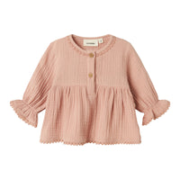 Hoe lief is dit schattige baby lulu shirt in de kleur misty rose van het merk Lil' Atelier?! Dit lieve blousje in een roze kleur kun je geweldig combineren met een fijne spijkerbroek of een schattig rokje. VanZus