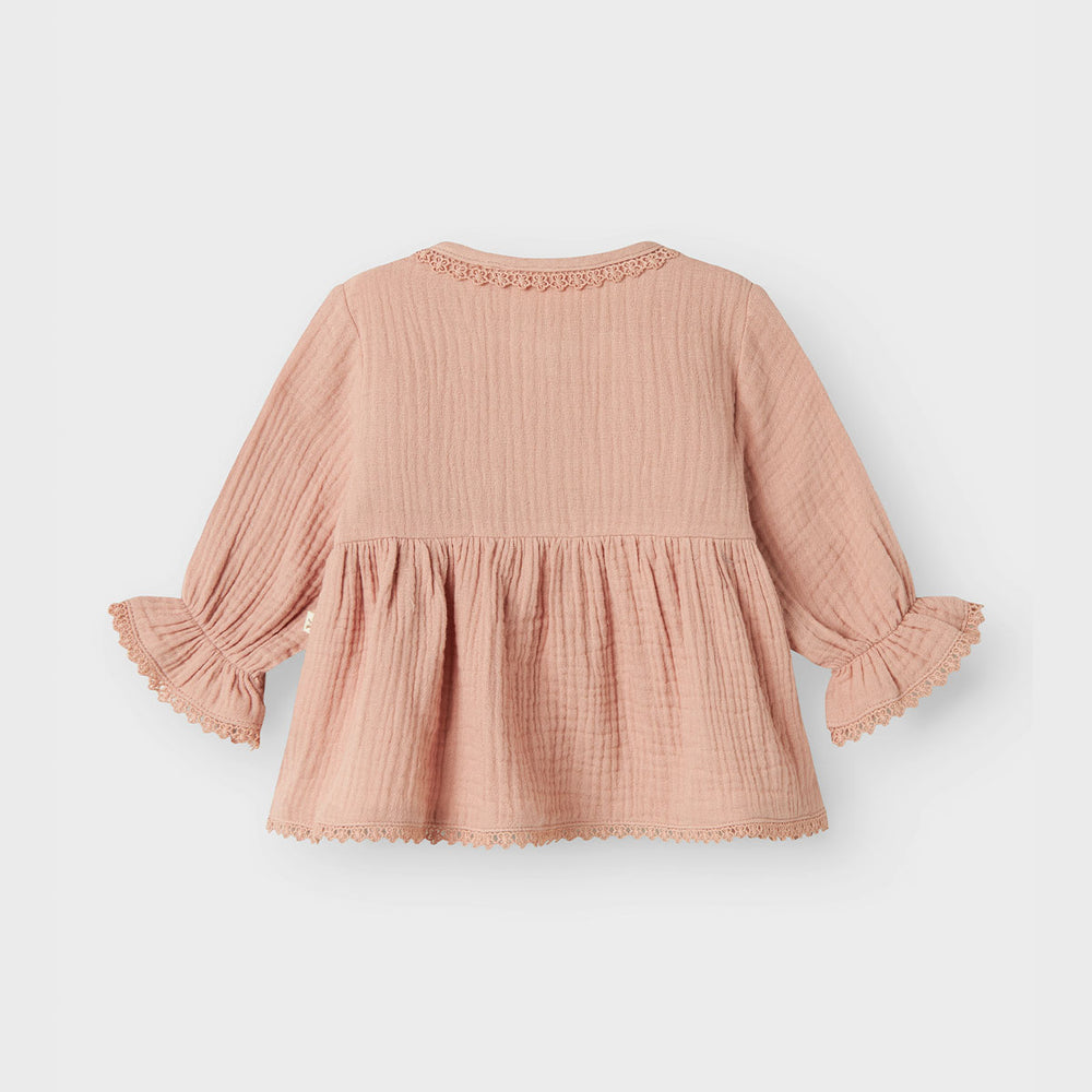 Hoe lief is dit schattige baby lulu shirt in de kleur misty rose van het merk Lil' Atelier?! Dit lieve blousje in een roze kleur kun je geweldig combineren met een fijne spijkerbroek of een schattig rokje. VanZus