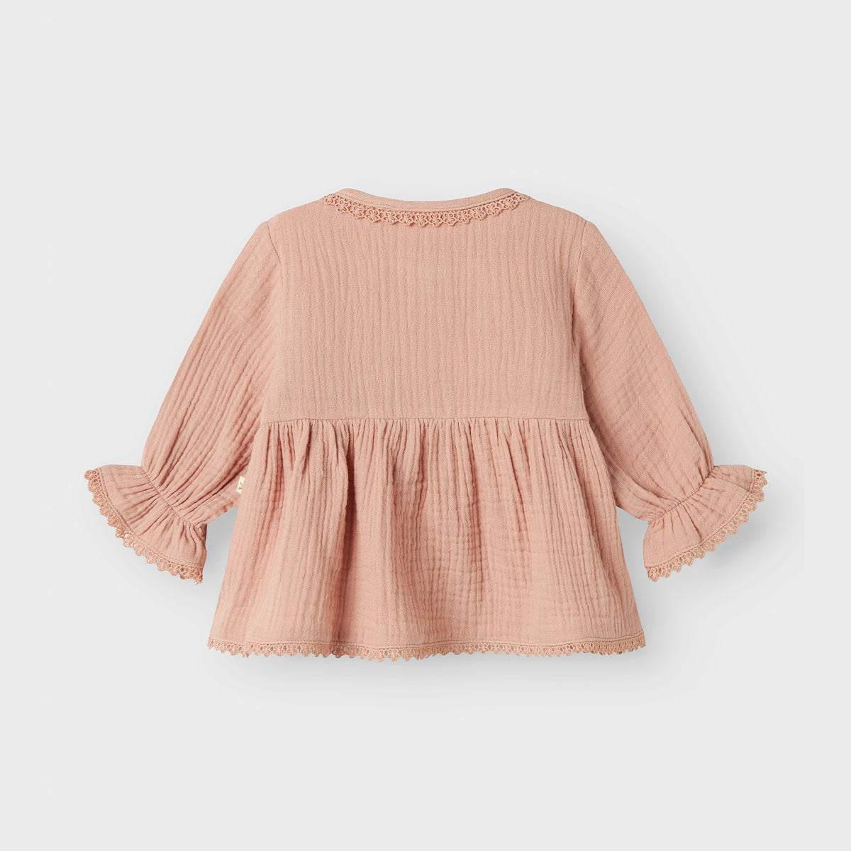 Hoe lief is dit schattige baby lulu shirt in de kleur misty rose van het merk Lil' Atelier?! Dit lieve blousje in een roze kleur kun je geweldig combineren met een fijne spijkerbroek of een schattig rokje. VanZus
