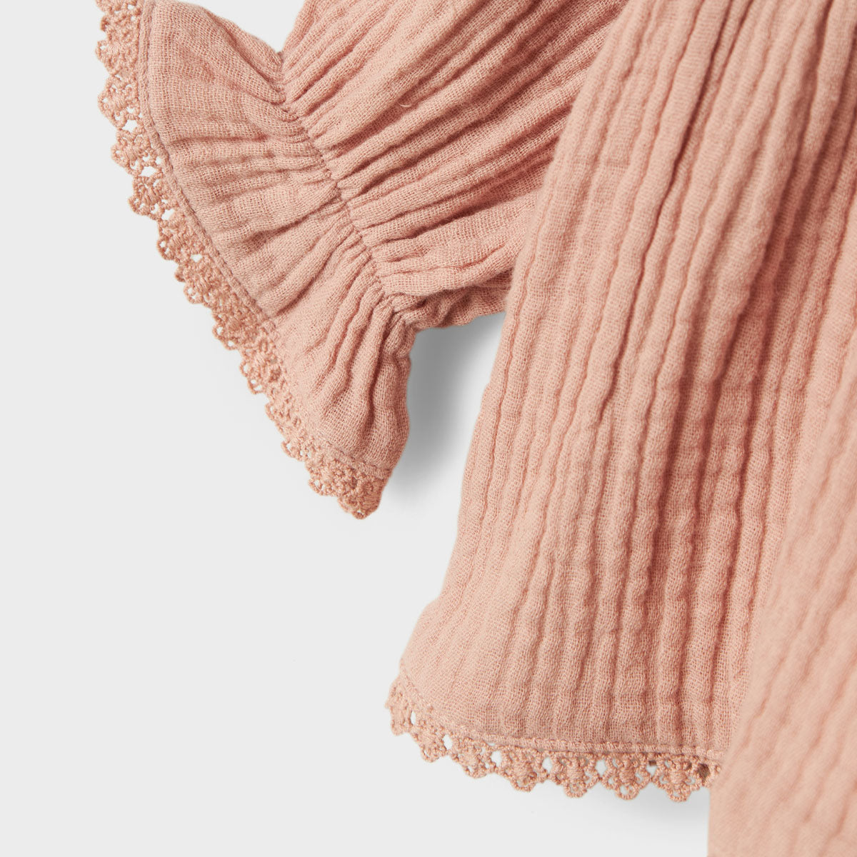 Hoe lief is dit schattige baby lulu shirt in de kleur misty rose van het merk Lil' Atelier?! Dit lieve blousje in een roze kleur kun je geweldig combineren met een fijne spijkerbroek of een schattig rokje. VanZus