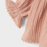 Hoe lief is dit schattige baby lulu shirt in de kleur misty rose van het merk Lil' Atelier?! Dit lieve blousje in een roze kleur kun je geweldig combineren met een fijne spijkerbroek of een schattig rokje. VanZus