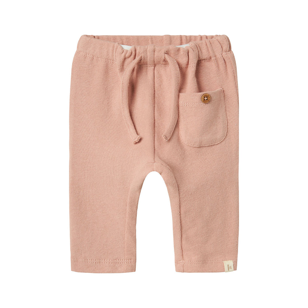 De baby luna broek in misty rose van het merk Lil' Atelier is de ideale keuze voor het creëren van stijlvolle en comfortabele outfits voor jouw kleintje. Gemaakt van een mix van biologisch katoen en elastaan, biedt deze broek zowel zachtheid als een goede pasvorm. VanZus