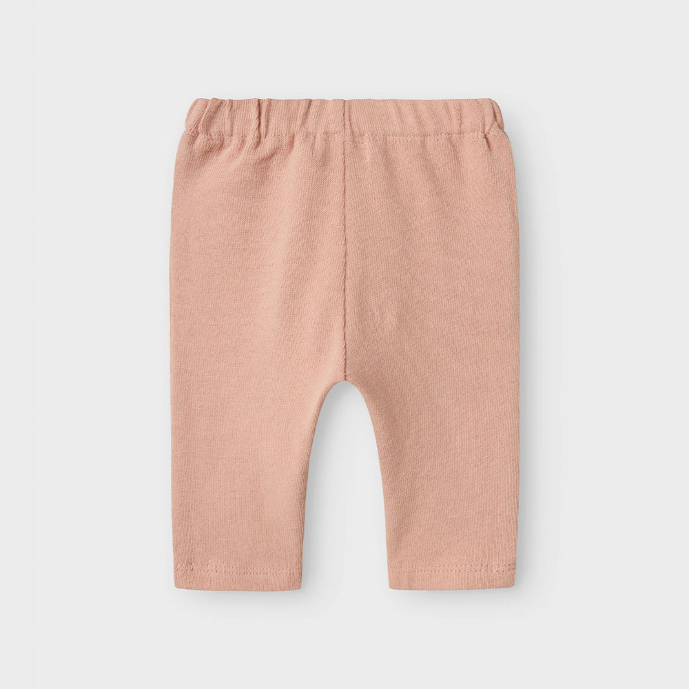 De baby luna broek in misty rose van het merk Lil' Atelier is de ideale keuze voor het creëren van stijlvolle en comfortabele outfits voor jouw kleintje. Gemaakt van een mix van biologisch katoen en elastaan, biedt deze broek zowel zachtheid als een goede pasvorm. VanZus