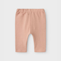 De baby luna broek in misty rose van het merk Lil' Atelier is de ideale keuze voor het creëren van stijlvolle en comfortabele outfits voor jouw kleintje. Gemaakt van een mix van biologisch katoen en elastaan, biedt deze broek zowel zachtheid als een goede pasvorm. VanZus